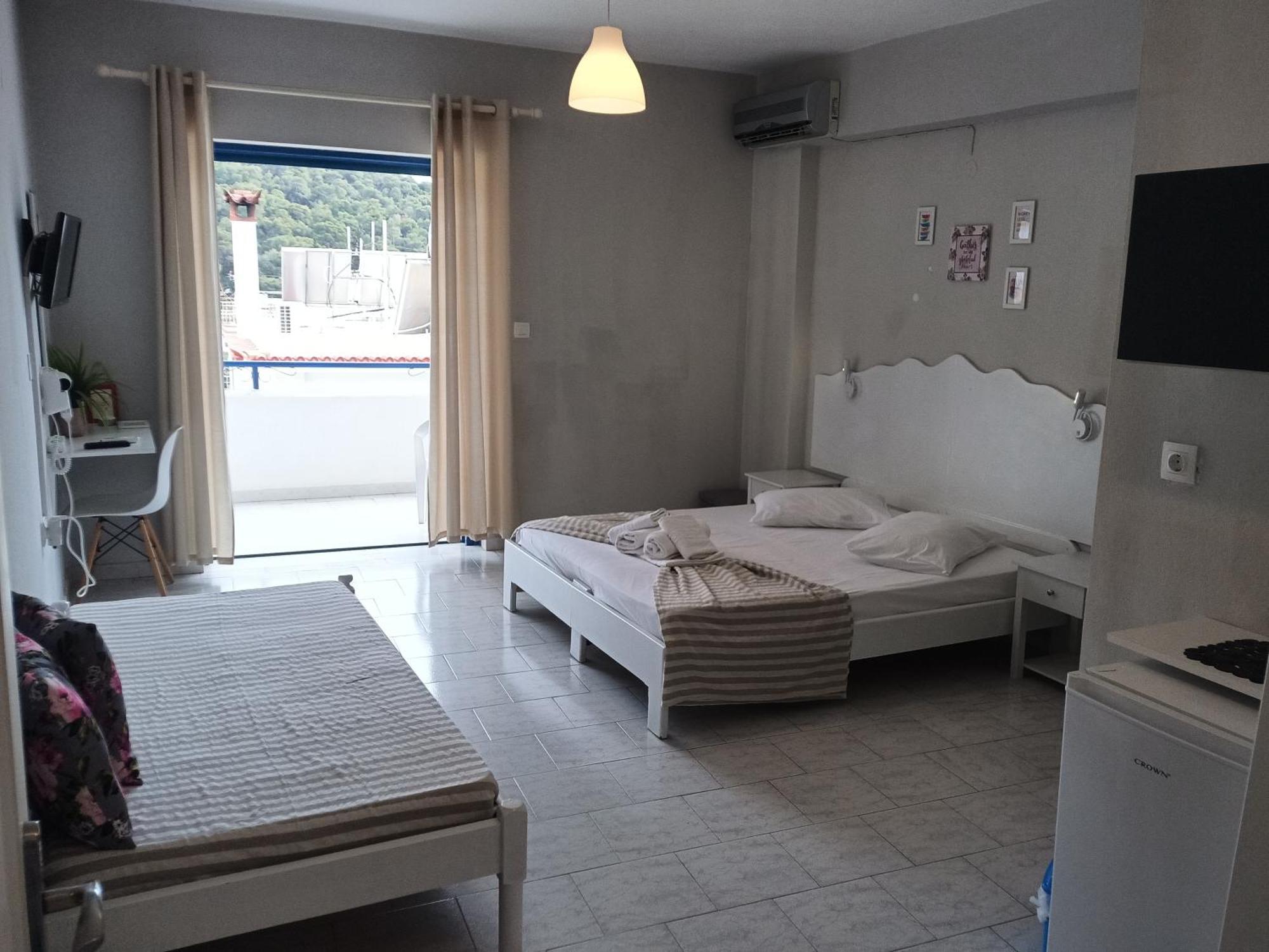 Blue & White Askeli Studios Poros Town Exterior photo